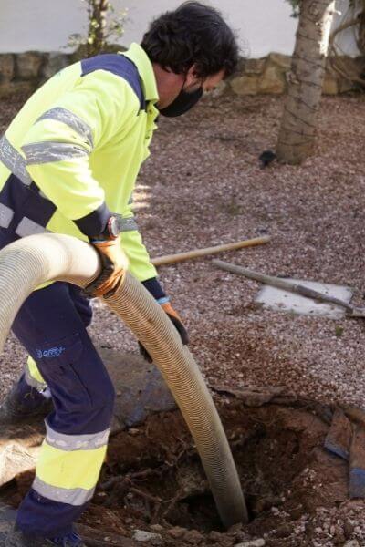 emptying and cleaning of septic tanks