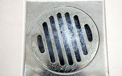Why does water back up through the drain? Causes and solutions